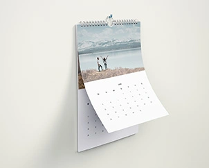 Hochformatiger Wandkalender mit Beispiel-Foto von Menschen am Meer
