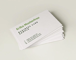 Stapel von Visitenkarten mit Beispiel-Druck in Grün