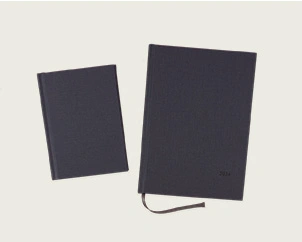 Zwei graue Wochenplaner in unterschiedlichen Formaten nebeneinander