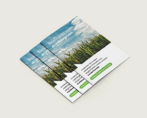 Drei Broschüren auf Stapel