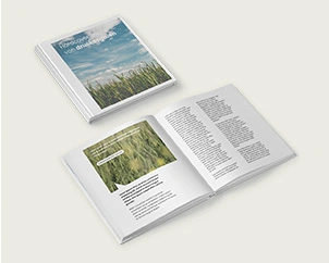 Quadratisches handgefertigtes Buch geschlossen und geöffnet