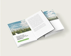 Aufgeschlagenes Hardcover-Buch im Hochformat auf Bücherstapel