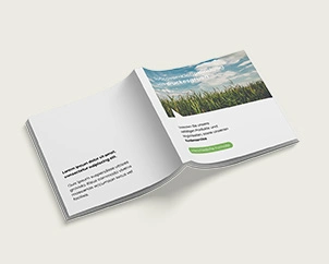 Quadratische Klebebindung mit Softcover aufgeschlagen mit Rücken nach oben zeigend