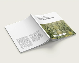 Aufgeschlagene Klebebindung mit Softcover im Hochformat mit Rücken nach oben zeigend