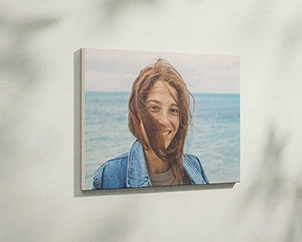 Foto einer Frau vorm Meer auf Holz aufgezogen