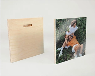 Foto von zwei Frauen auf Holz aufgezogen