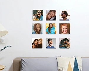 Neun quadratische Fotos als großes Quadrat über Sofa angeordnet