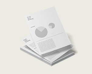 Lose Blattsammlung auf Stapel fallend